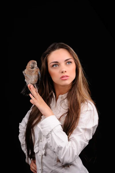 Porträt eines schönen Mädchens mit Vogel an der Hand — Stockfoto