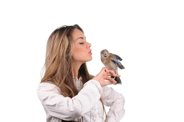 Ritratto di bella ragazza con uccello sulla mano — Foto Stock