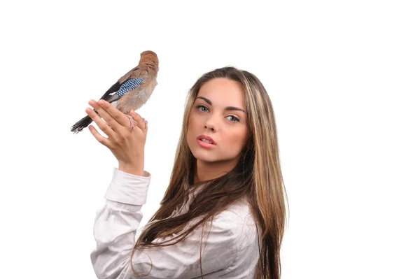 Retrato de chica hermosa con pájaro en la mano — Foto de Stock