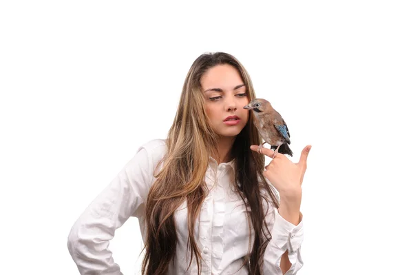 Retrato de menina bonita com pássaro na mão — Fotografia de Stock