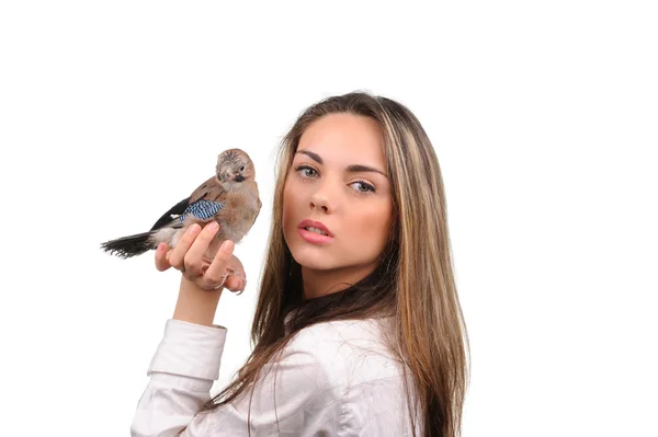 Retrato de menina bonita com pássaro na mão — Fotografia de Stock