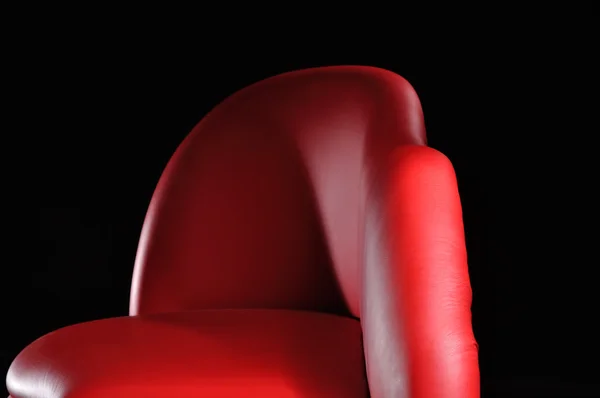 Röd soffa isolerad på svart bakgrund — Stockfoto