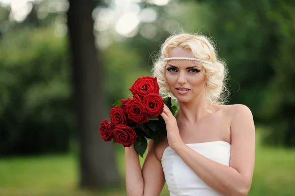 Porträtt av attraktiva flicka med rosor — Stockfoto