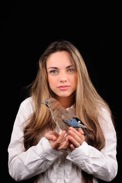 Porträt eines schönen Mädchens mit Vogel an der Hand — Stockfoto
