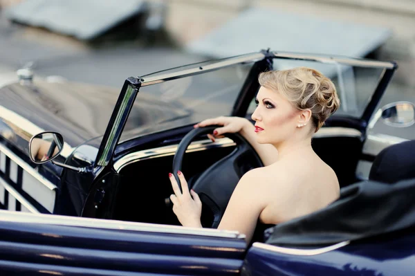 Retrato de chica atractiva en el coche — Foto de Stock