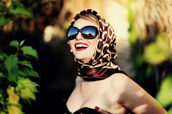 Sexy lachende meisje met zon-bril — Stockfoto