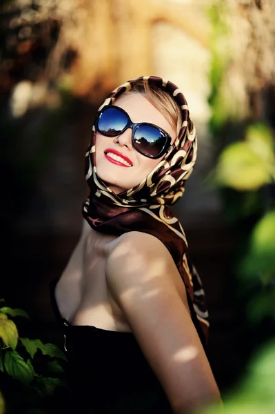 Сексуальная улыбающаяся девушка в солнечных очках — стоковое фото