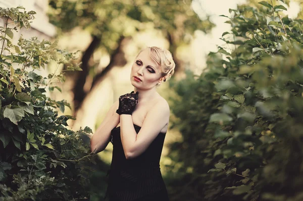 Portrait of attractive girl outdoor — Stock Photo, Image