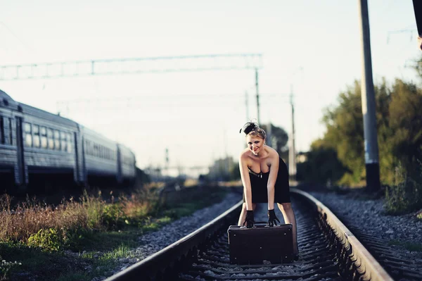 Ritratto di attraente ragazza su ferrovia — Foto Stock