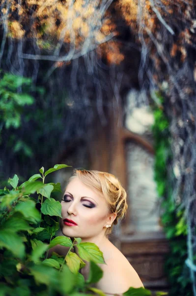 Portrait of attractive girl outdoor — Stock Photo, Image