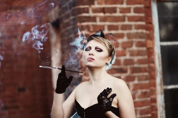 Retrato de menina atraente com cigarro — Fotografia de Stock