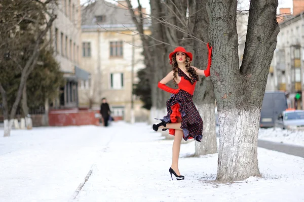 Chica atractiva en sombrero rojo al aire libre en la nieve — Foto de Stock