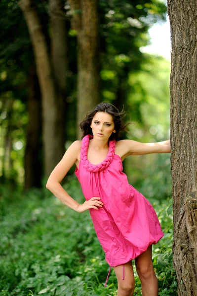 Portrait de attrayant fille en plein air — Photo