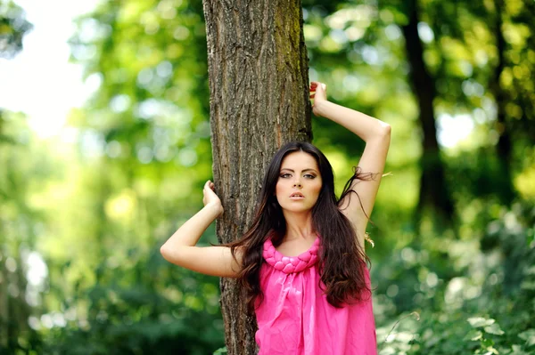 Retrato de chica atractiva al aire libre — Foto de Stock