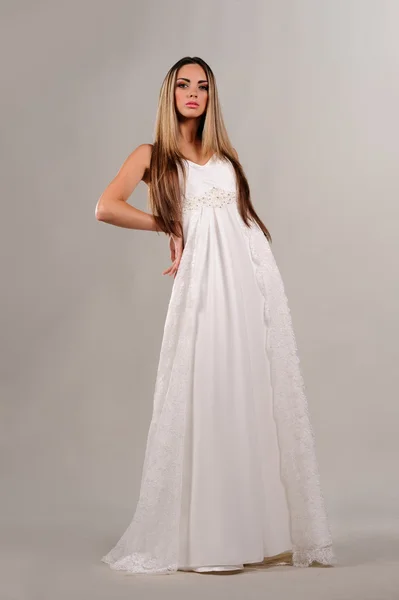 Bellezza giovane sposa vestita con eleganza abito da sposa bianco — Foto Stock
