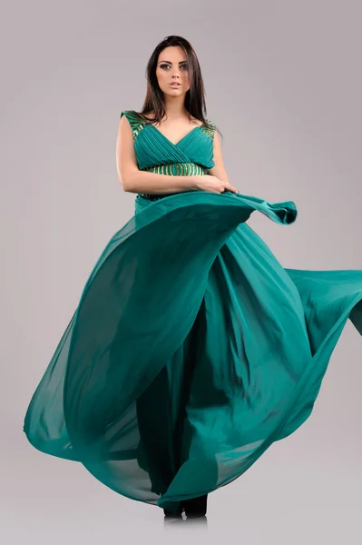 Πορτρέτο της σέξι κορίτσι στο πράσινο φόρεμα σε γκρι φόντο — Φωτογραφία Αρχείου
