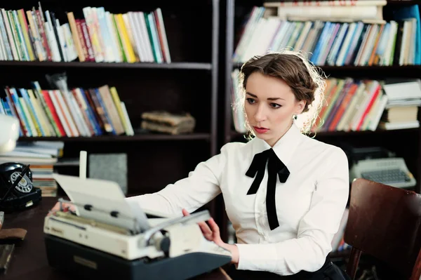 Genç bir kadın Kütüphane — Stok fotoğraf