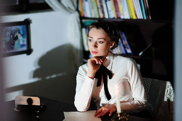 A young woman in the library — Stock Photo, Image