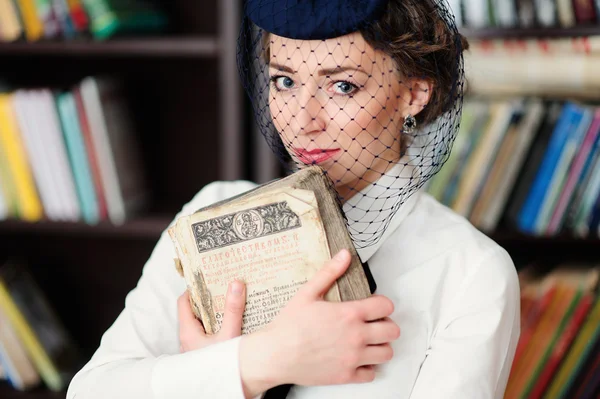 Una giovane donna in biblioteca — Foto Stock