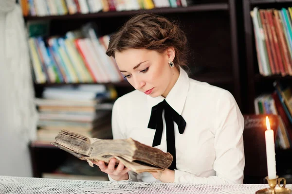 Молодая женщина в библиотеке — стоковое фото