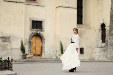 sevimli kız bir şehir sokak poz