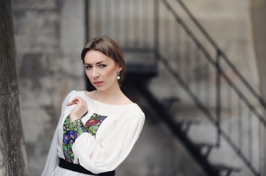 sevimli kız bir şehir sokak poz