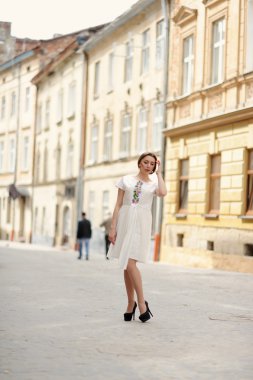 sevimli kız bir şehir sokak poz