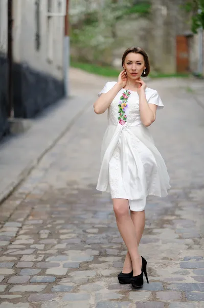 Ragazza carina in posa su una strada della città — Foto Stock