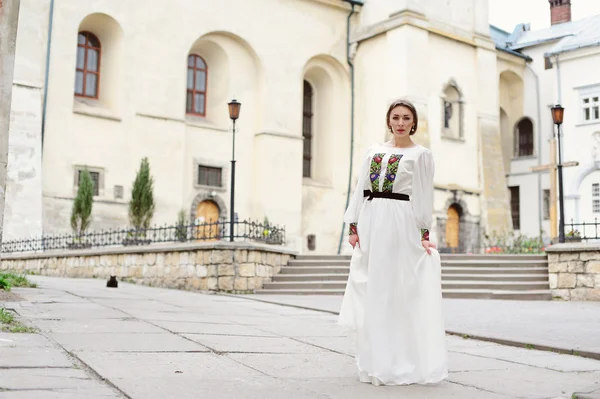 Ładny dziewczyna pozuje na ulicy miasta — Zdjęcie stockowe