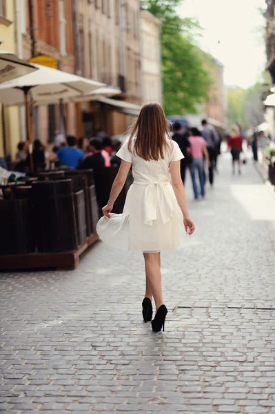 Cute girl posing on a city street — Stock Photo, Image