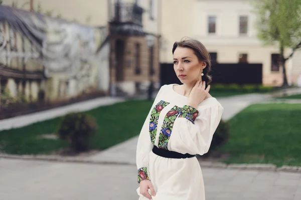 Menina bonito posando em uma rua da cidade — Fotografia de Stock