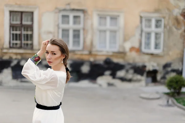 Ragazza carina in posa su una strada della città — Foto Stock