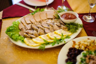 Partiden önce restoranda yemek masası servisi.