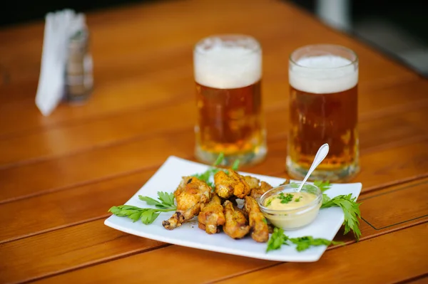 Masada yemekte bira — Stok fotoğraf