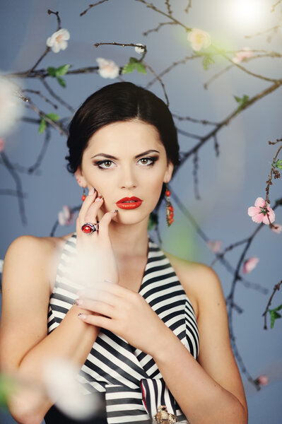 Студийный портрет красивой сексуальной девушки в стиле моды
