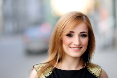 sevimli kız bir şehir sokak poz