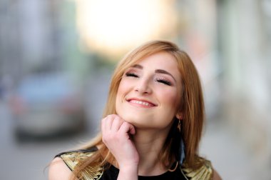 sevimli kız bir şehir sokak poz