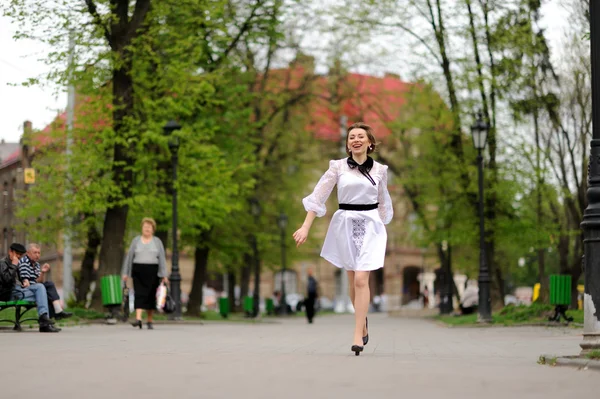 Menina feliz correndo no parque — Fotografia de Stock