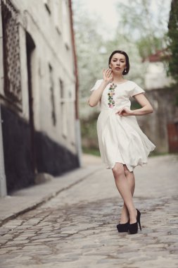 sevimli kız bir şehir sokak poz