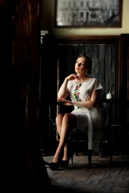 sevimli kız cafede oturan