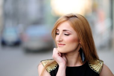 sevimli kız bir şehir sokak poz