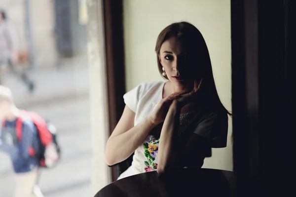 Jolie fille assise dans un café — Photo