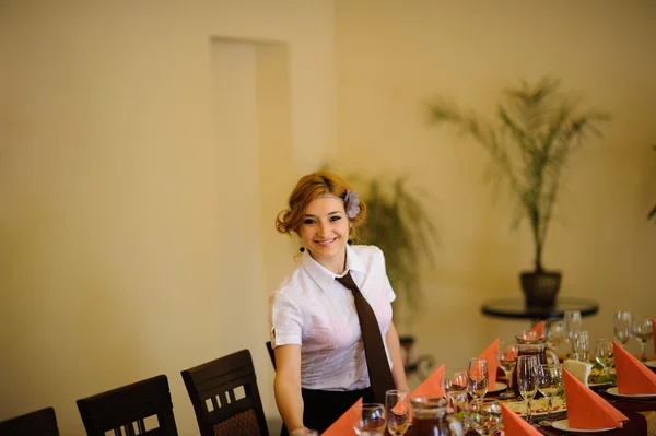 De ober in het restaurant — Stockfoto