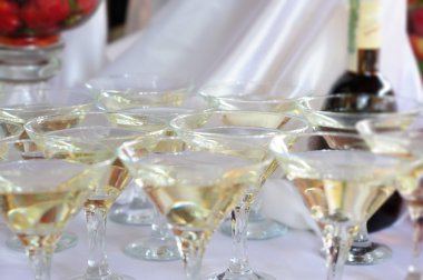 Restoran tablo ile gözlük ve alkol içinde