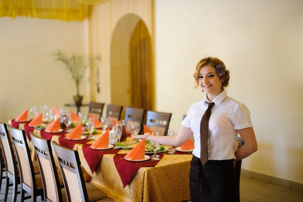 De ober in het restaurant — Stockfoto