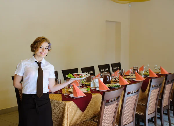 De ober in het restaurant — Stockfoto
