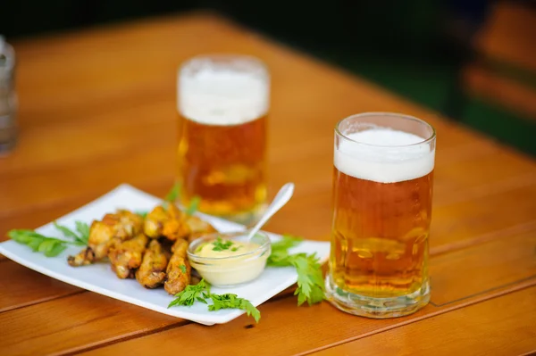Masada yemekte bira — Stok fotoğraf