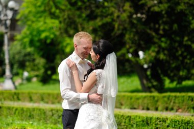 Gelin ve Damat Düğün üzerinde romantik bir an olması