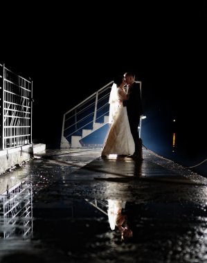 Gelin ve Damat Düğün üzerinde romantik bir an olması