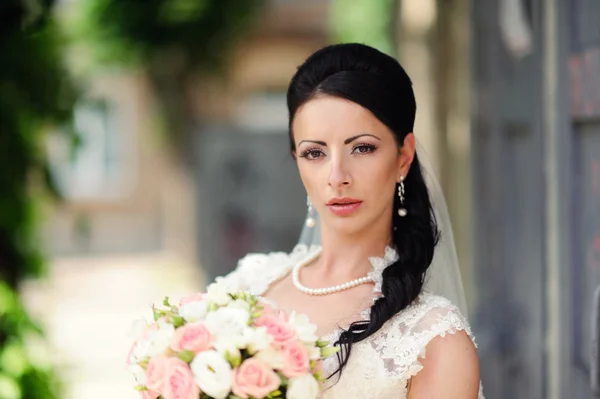 Jonge aantrekkelijke bruid met het boeket — Stockfoto
